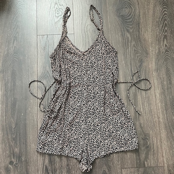 Leopard Print Romper - Picture 8 of 8
